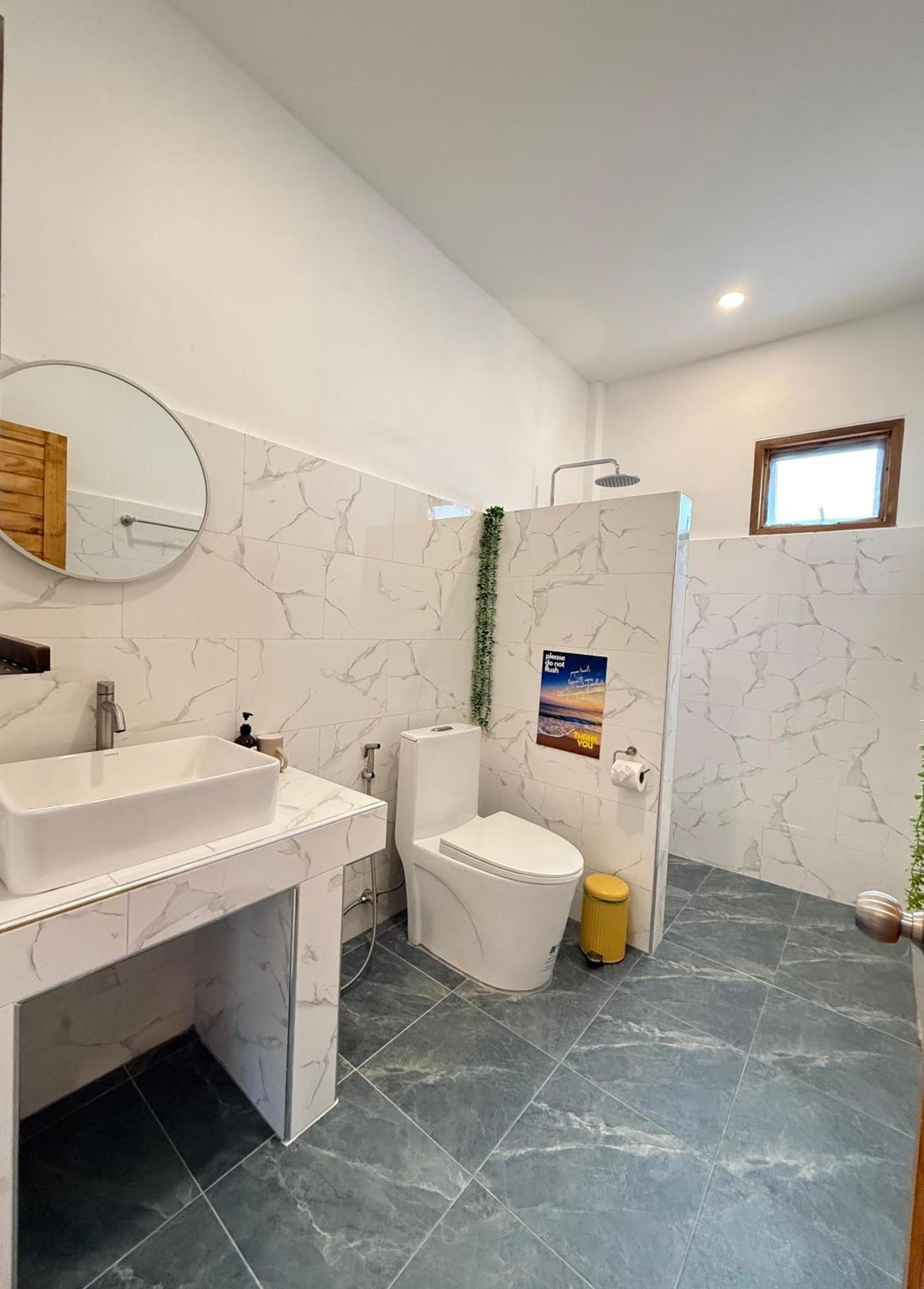 Ocean Vibes Hotel Thong Sala Exterior photo